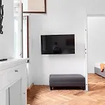 Cozy 2Br Apt With Tv & Netflix, Steps From Akh