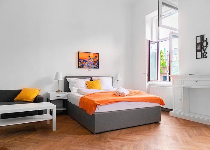 Cozy 2Br Apt With Tv & Netflix, Steps From Akh