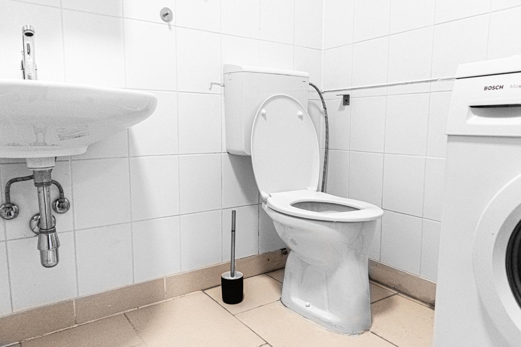 Cozy 2br With Tv & Netflix, Steps From Akh Apartment Wien