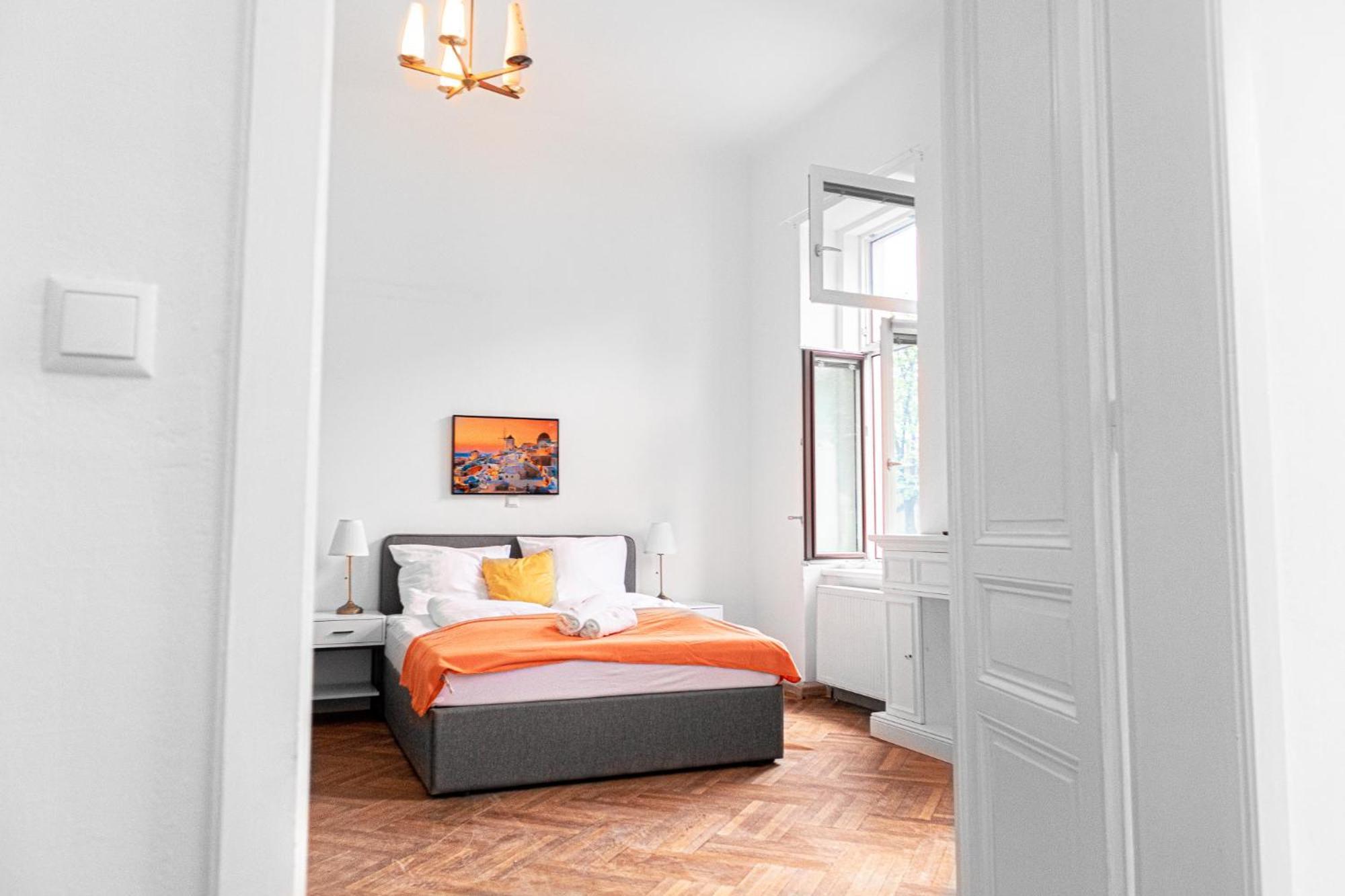 Cozy 2br With Tv & Netflix, Steps From Akh Apartment