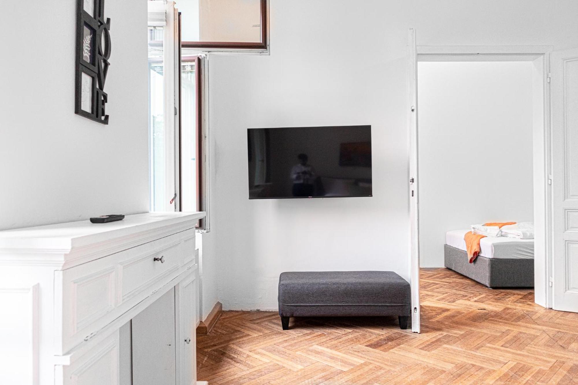 Cozy 2br With Tv & Netflix, Steps From Akh Apartment *