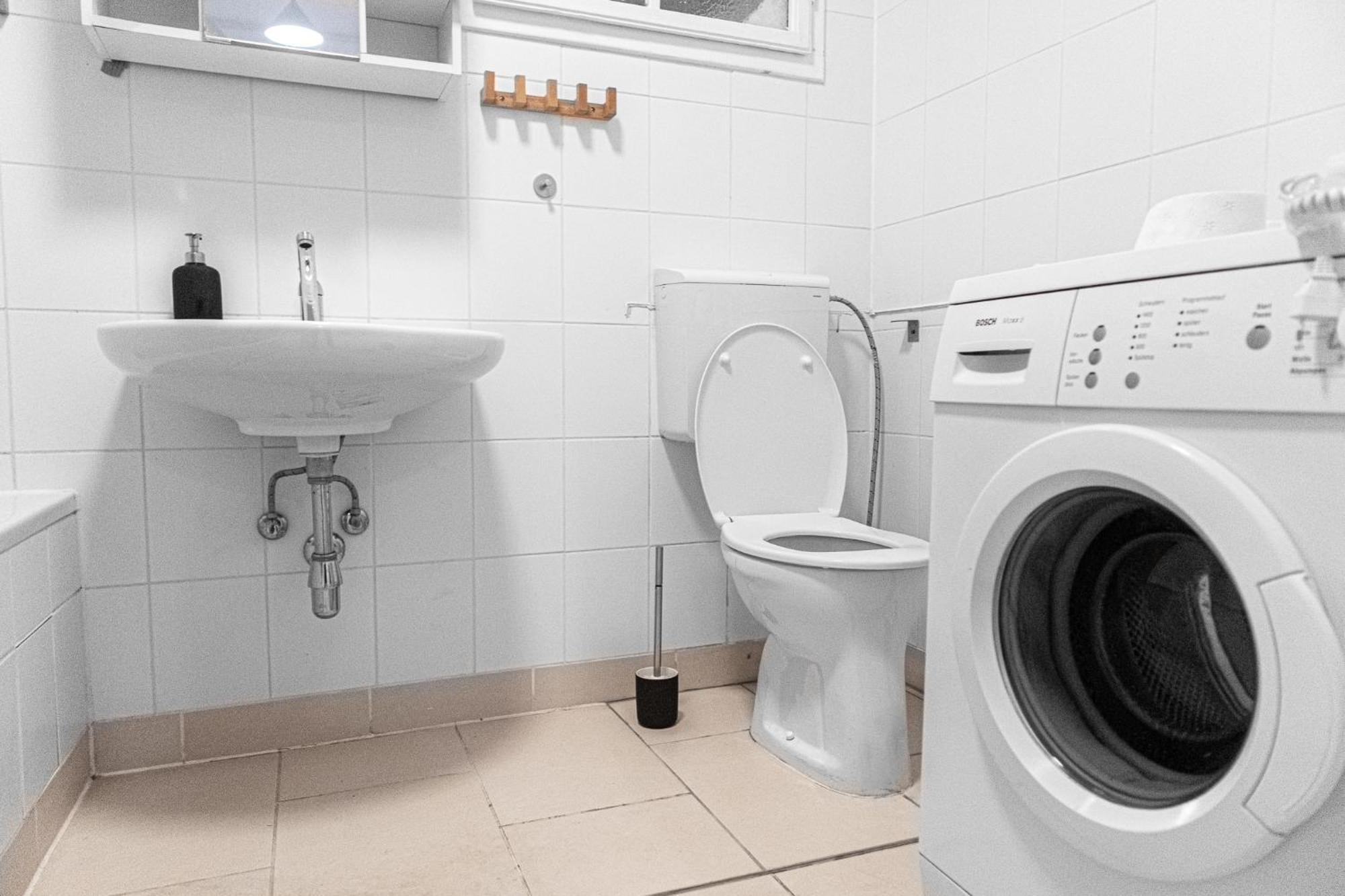 Cozy 2br With Tv & Netflix, Steps From Akh Apartment