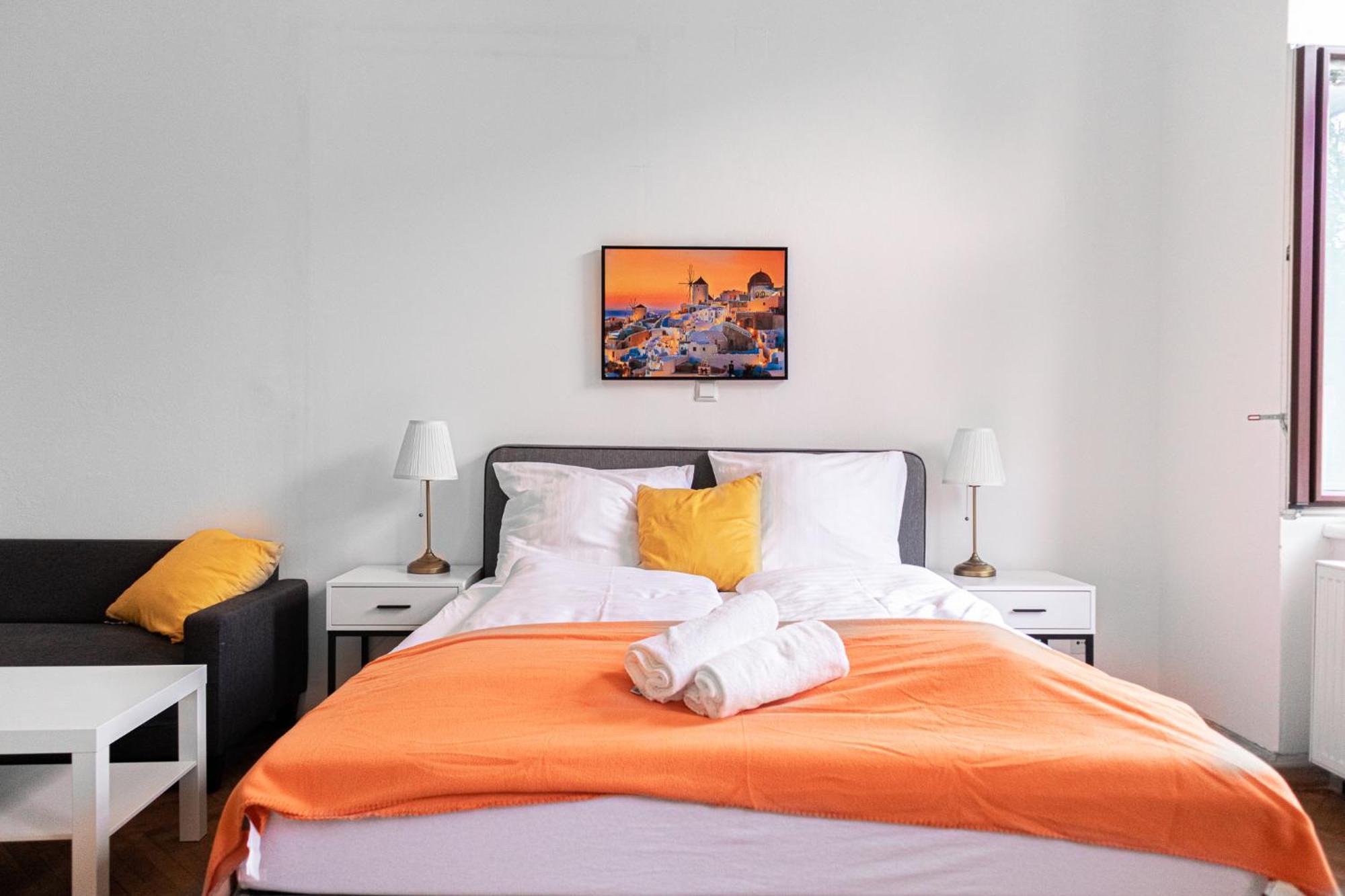 Cozy 2br With Tv & Netflix, Steps From Akh